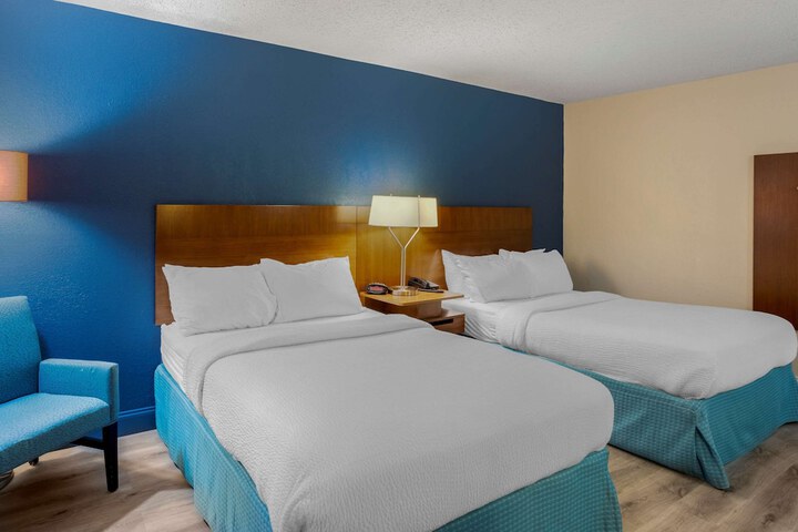 2 Double Beds (4 of 8)