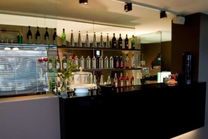 Lounge 17 of 28