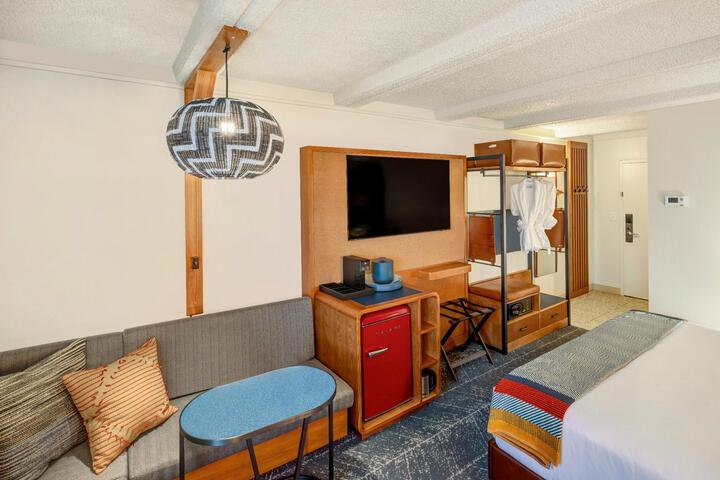 Room 32 of 76