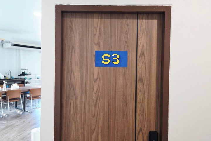 Room 27 of 68