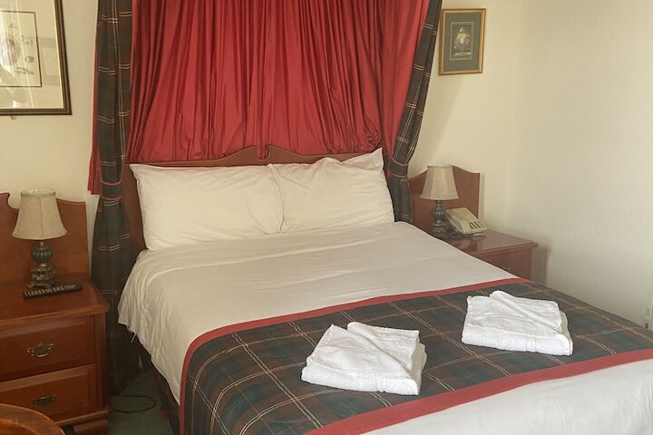 Room 5 of 12