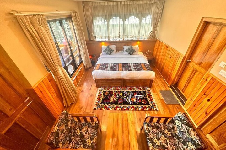 Room 2 of 10