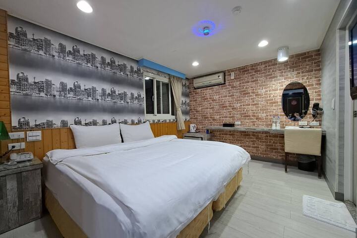 Room 14 of 32