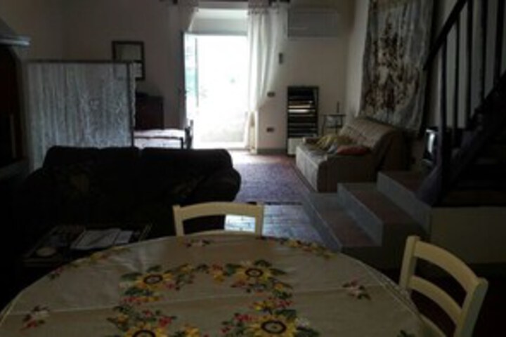 Room 6 of 12