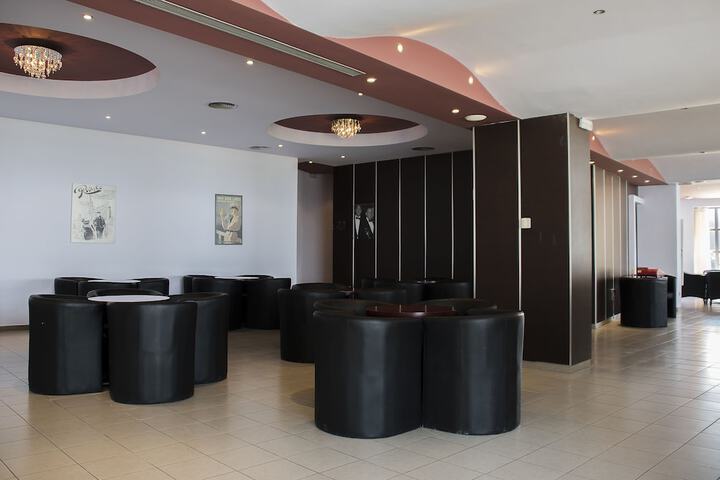 Lounge 74 of 106