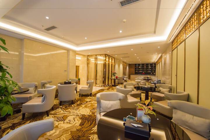 Lounge 44 of 64