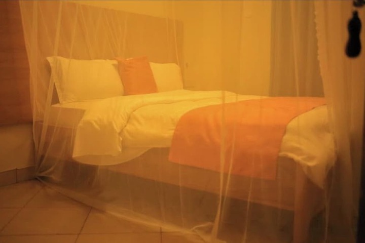 Room 4 of 9