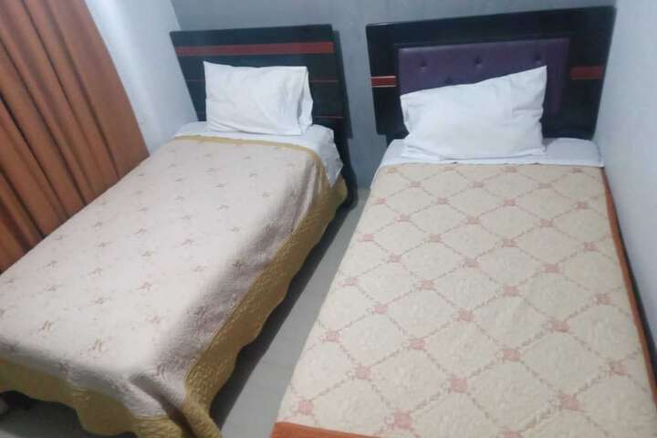 Room 11 of 16