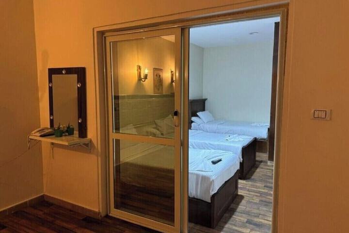 Room 2 of 40