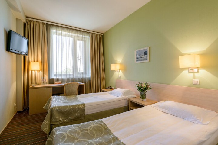 Room 10 of 28