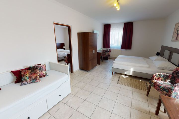 Room 8 of 25