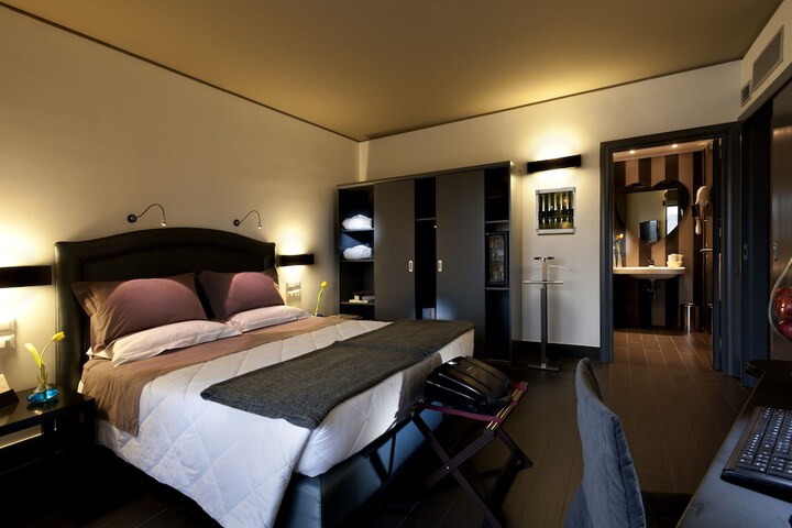 Room 8 of 80