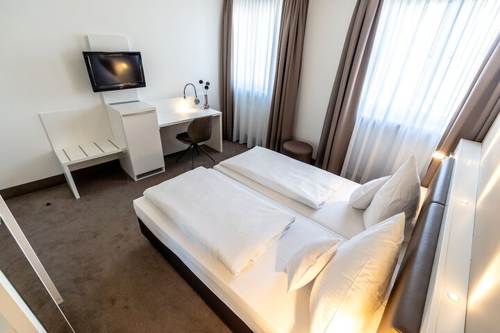 Room 3 of 52