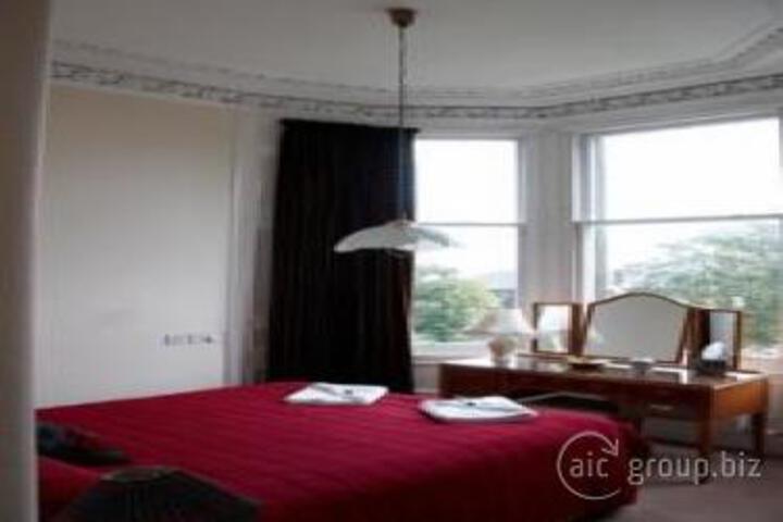 THE ROBERT BURNS HOTEL
