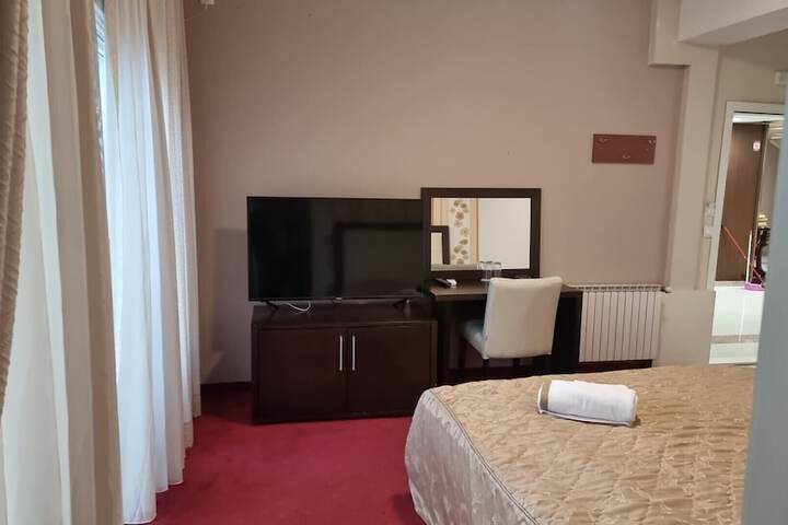 Room 9 of 37