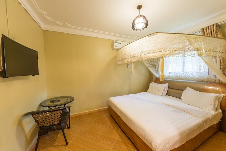 Room 9 of 38