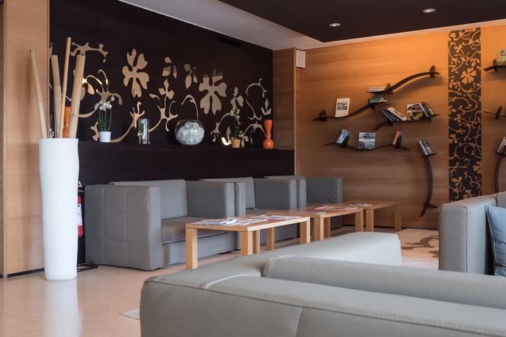 Entrance & Lobby