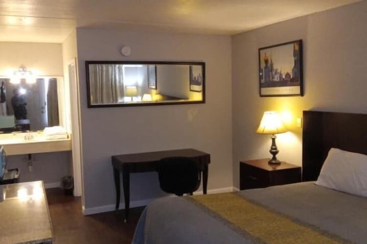 1 Queen Bed (6 of 19)