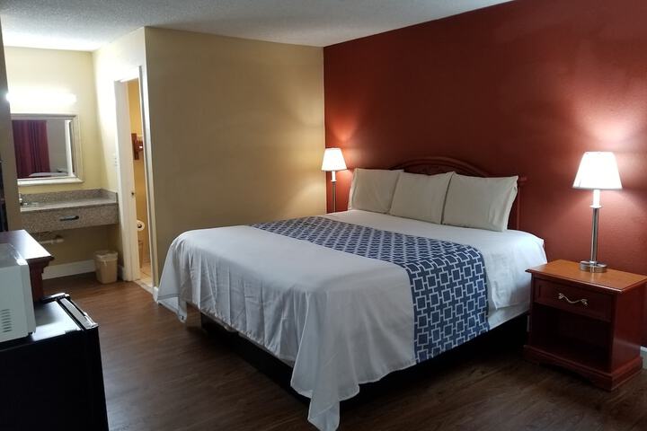 1 King Bed (5 of 5)