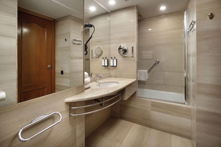 Deep soaking bathtub