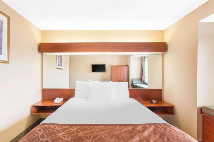 1 Queen Bed (3 of 17)