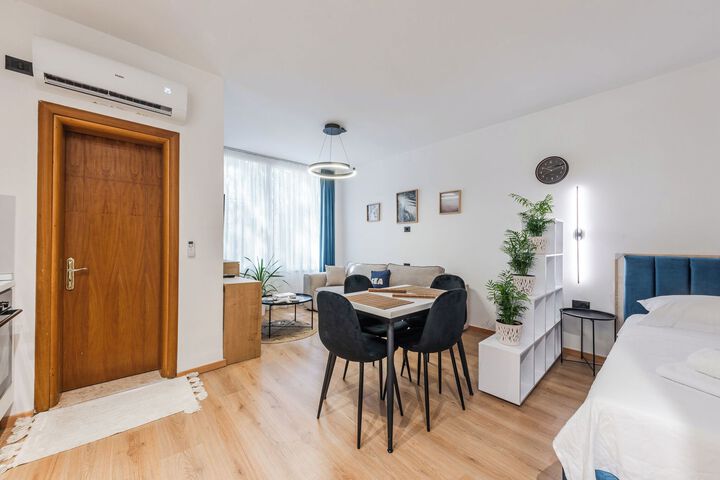 Room 4 of 28