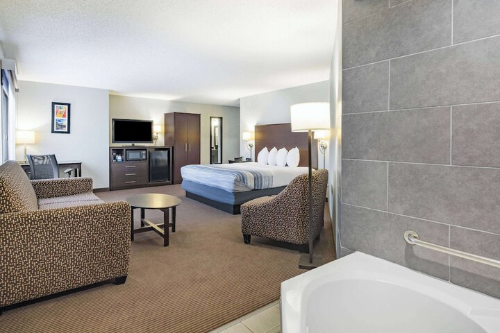 1 King Bed (14 of 17)