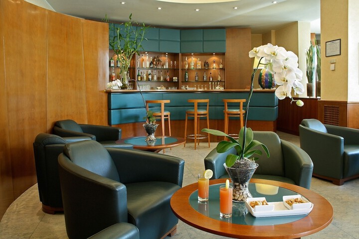 Lounge 21 of 38