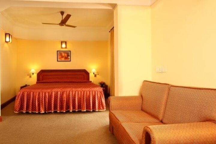 Room 4 of 33