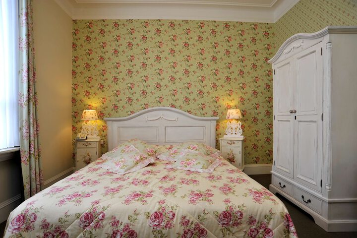 Room 33 of 106