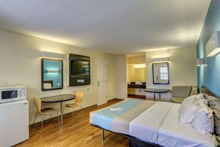 1 King Bed (14 of 16)