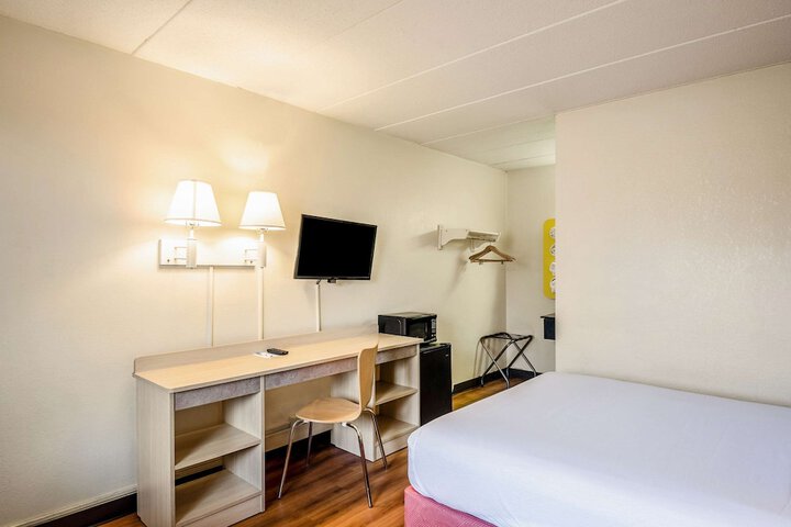 1 Queen Bed (2 of 14)