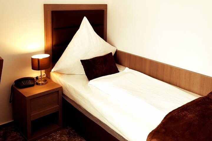 Room 7 of 16