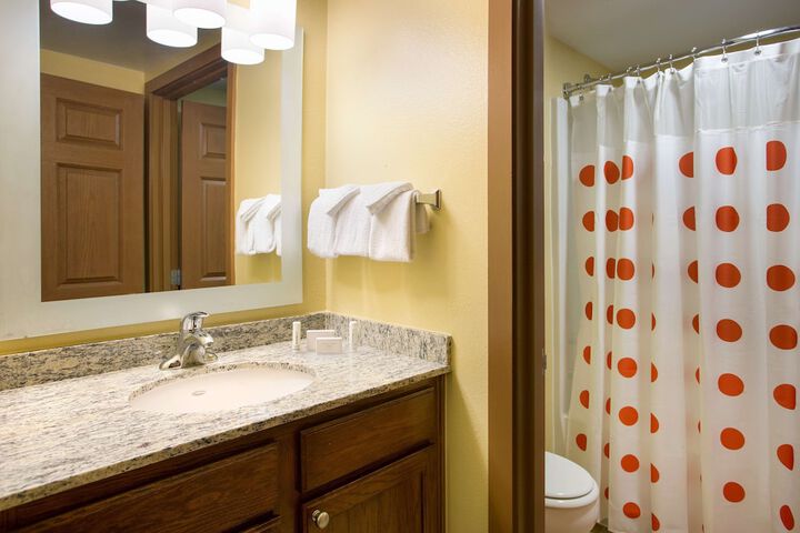 Hearing Accessible Studio Suite Queen Shower (13 of 18)