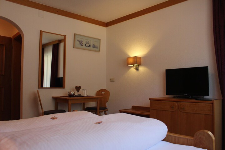 Room 5 of 105