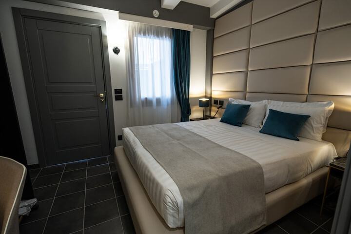 Room 33 of 209