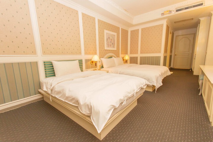 Room 8 of 30