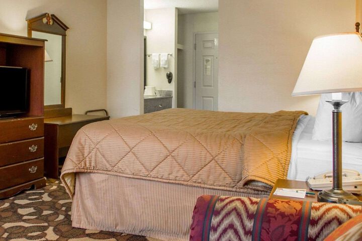 1 King Bed (4 of 8)