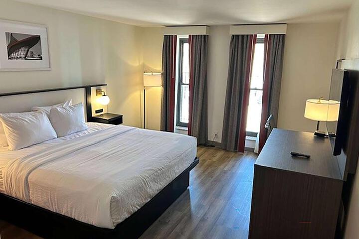 1 Bedroom Suite King Bed