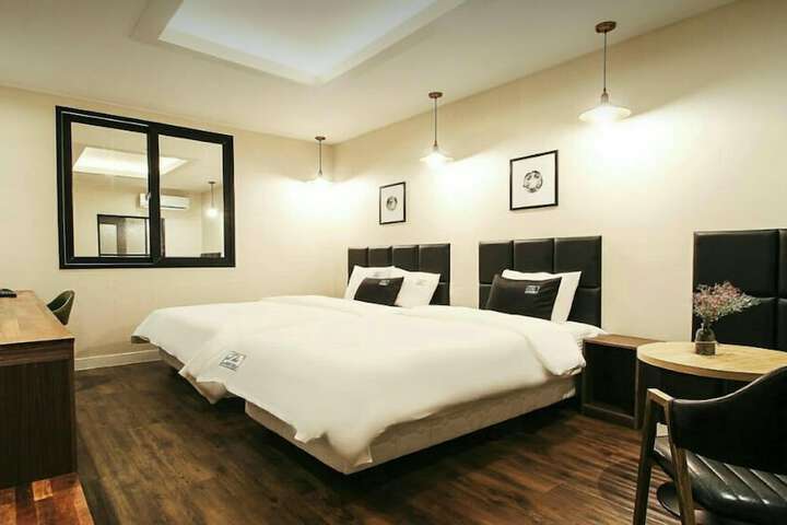 Room 13 of 18