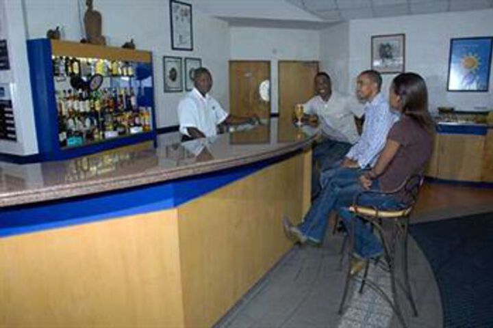 Lounge 7 of 14