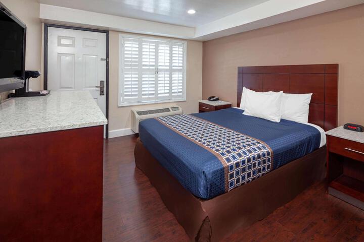 1 Queen Bed (3 of 8)