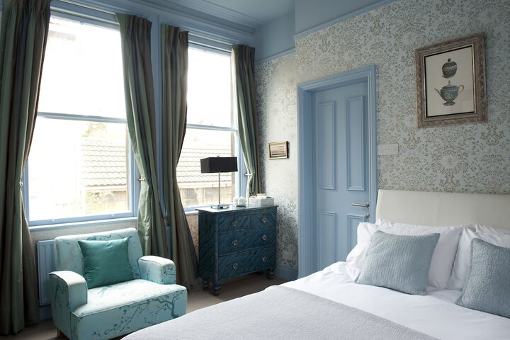 Room 4 of 82