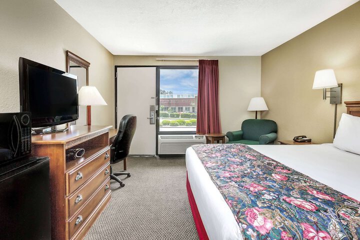 1 Queen Bed Mobility Accessible (17 of 27)
