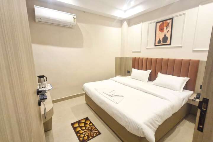 Room 4 of 17