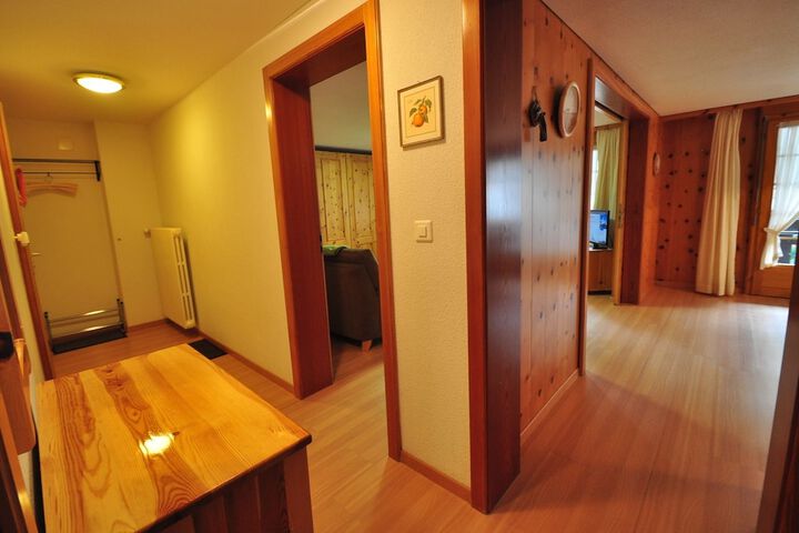 Room 4 of 166