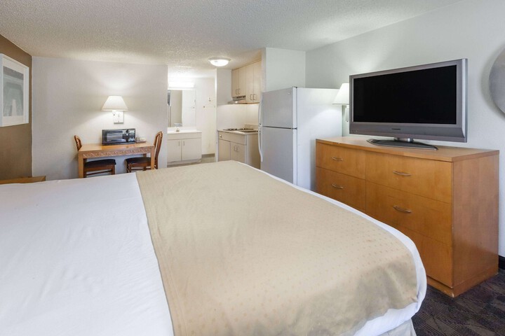 1 King Bed (6 of 14)