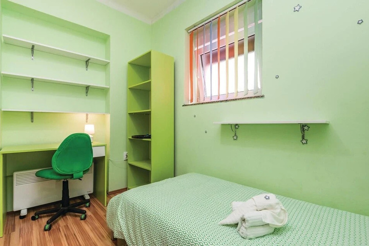 Room 4 of 25
