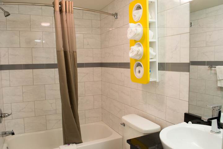1 King Bed (3 of 6)