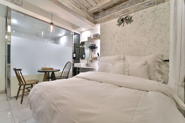 Room 12 of 89